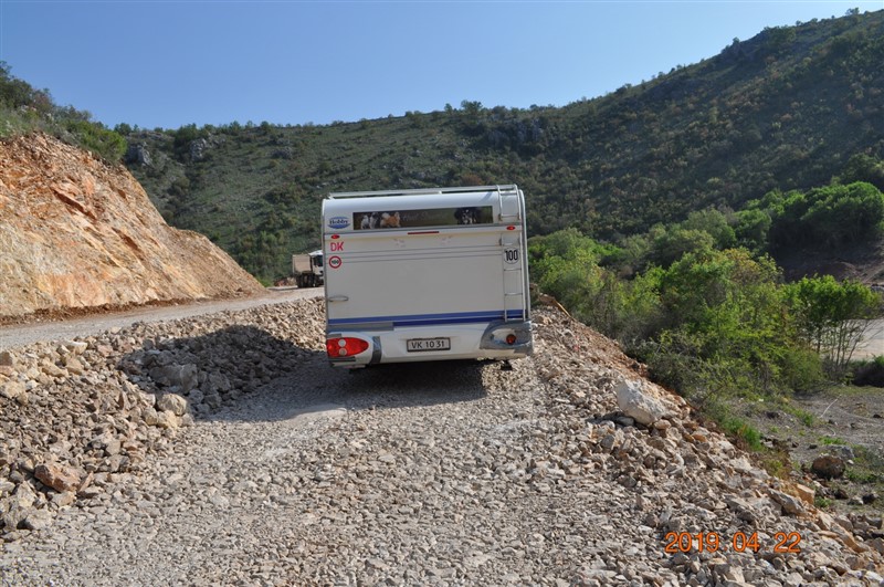 På turen fra Bar til Peja (via Albanien) kom vi til et sted, hvor de havde brækket vejen totalt op, så bil og campingvogn skulle bakke 500 meter tilbage på et meget smalt spor! Man kommer ud for lidt af hvert på en sådan tur!